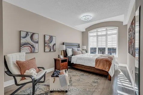 25 Kingsbridge Circle Vaughan ON L4J 8N8