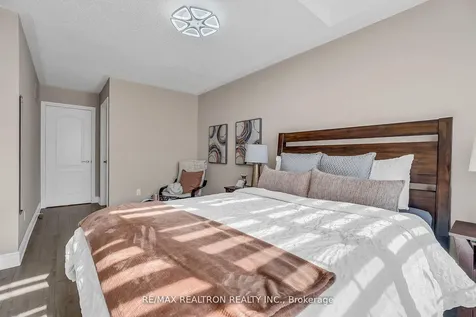 25 Kingsbridge Circle Vaughan ON L4J 8N8