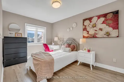 25 Kingsbridge Circle Vaughan ON L4J 8N8