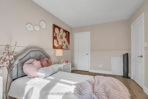 25 Kingsbridge Circle Vaughan ON L4J 8N8