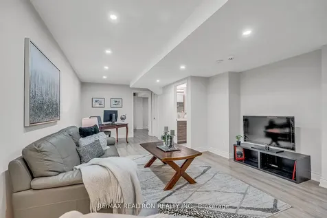 25 Kingsbridge Circle Vaughan ON L4J 8N8