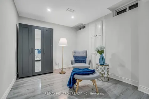 25 Kingsbridge Circle Vaughan ON L4J 8N8