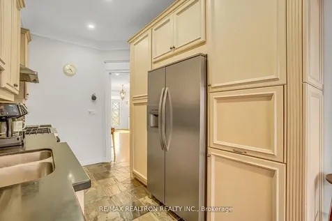 25 Kingsbridge Circle Vaughan ON L4J 8N8