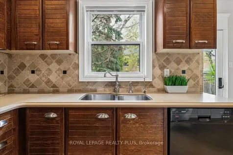 34 Theobalds Circle Richmond Hill ON L4C 9C6