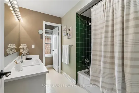 34 Theobalds Circle Richmond Hill ON L4C 9C6