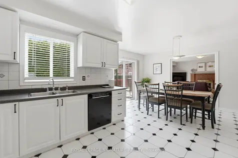 390 Binns Avenue Newmarket ON L3X 1T7