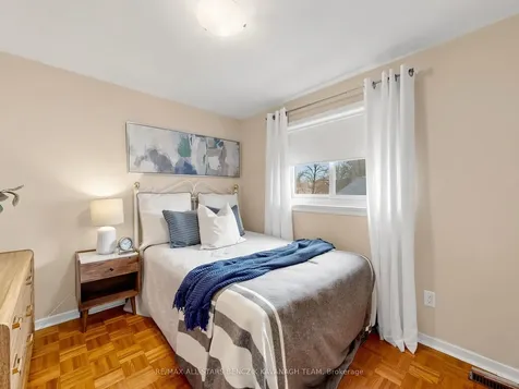 32 Pringle Avenue Markham ON L3P 2P4