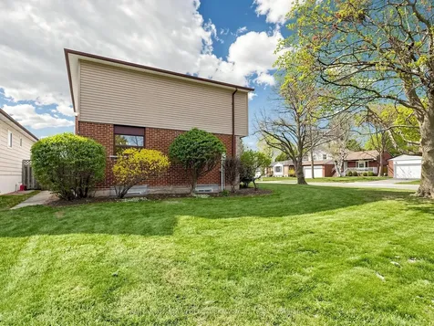 32 Pringle Avenue Markham ON L3P 2P4