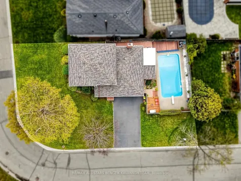 32 Pringle Avenue Markham ON L3P 2P4