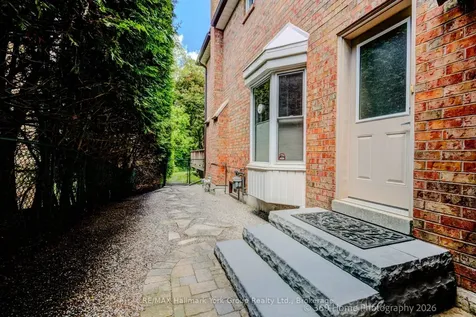 42 Lanewood Drive Aurora ON L4G 4T8