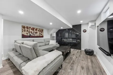 18 Hayfield Crescent Richmond Hill ON L4E 0A4