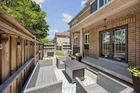 18 Hayfield Crescent Richmond Hill ON L4E 0A4