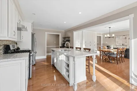 33 Wellington Heights Court Aurora ON L4G 5C9