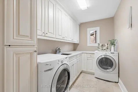 33 Wellington Heights Court Aurora ON L4G 5C9