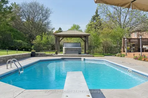 33 Wellington Heights Court Aurora ON L4G 5C9