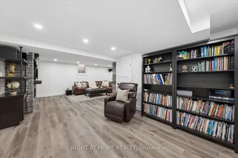 33 Wellington Heights Court Aurora ON L4G 5C9
