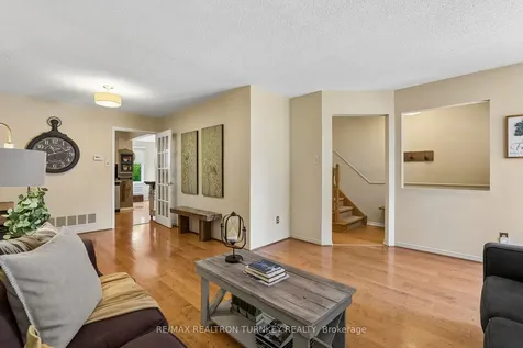 877 Playter Crescent Newmarket ON L3X 1W8