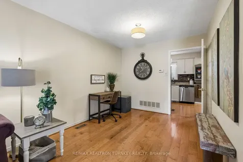 877 Playter Crescent Newmarket ON L3X 1W8