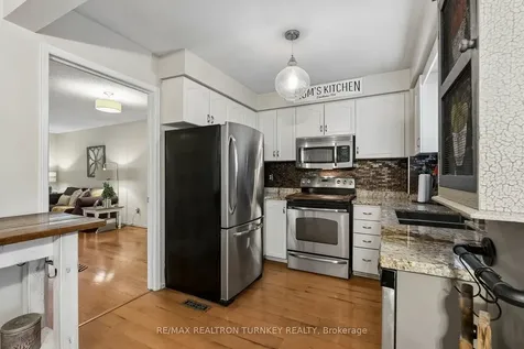 877 Playter Crescent Newmarket ON L3X 1W8