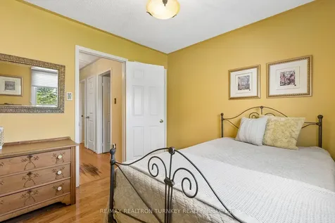 877 Playter Crescent Newmarket ON L3X 1W8