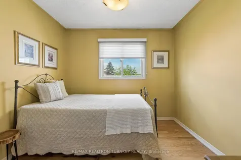 877 Playter Crescent Newmarket ON L3X 1W8