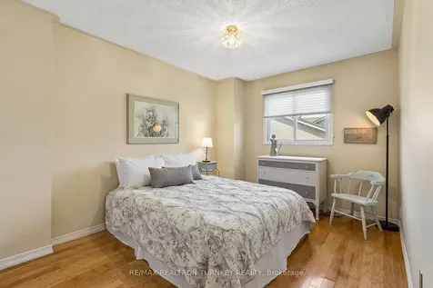 877 Playter Crescent Newmarket ON L3X 1W8