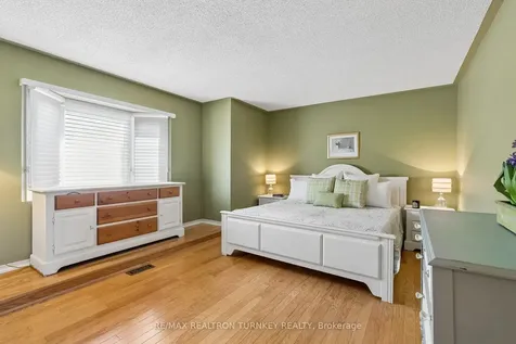 877 Playter Crescent Newmarket ON L3X 1W8