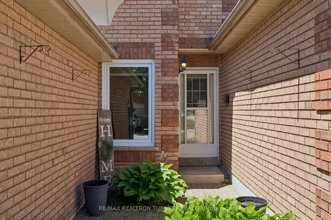 877 Playter Crescent Newmarket ON L3X 1W8