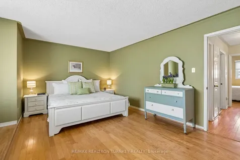877 Playter Crescent Newmarket ON L3X 1W8