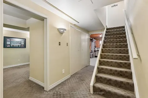 877 Playter Crescent Newmarket ON L3X 1W8