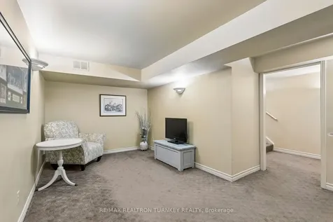 877 Playter Crescent Newmarket ON L3X 1W8