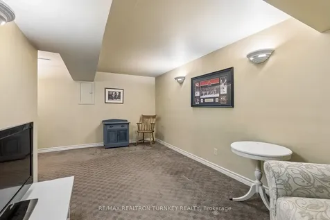 877 Playter Crescent Newmarket ON L3X 1W8