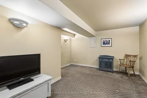 877 Playter Crescent Newmarket ON L3X 1W8