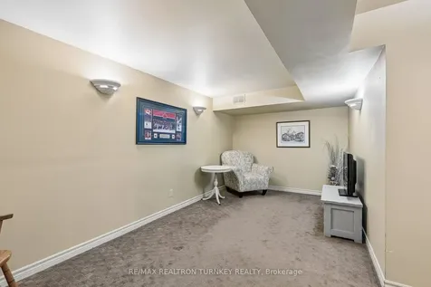 877 Playter Crescent Newmarket ON L3X 1W8