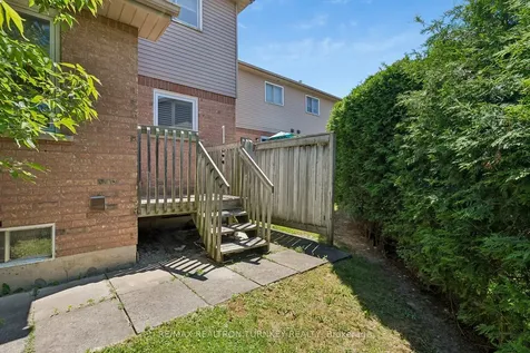 877 Playter Crescent Newmarket ON L3X 1W8