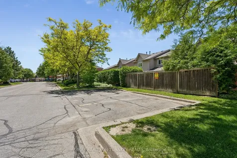877 Playter Crescent Newmarket ON L3X 1W8