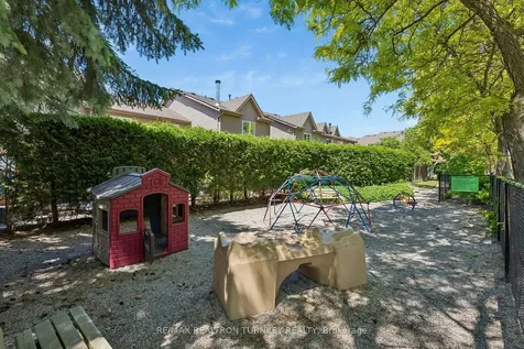 877 Playter Crescent Newmarket ON L3X 1W8