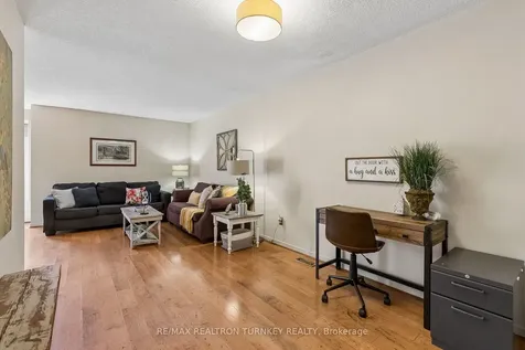 877 Playter Crescent Newmarket ON L3X 1W8