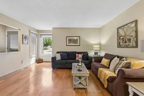 877 Playter Crescent Newmarket ON L3X 1W8