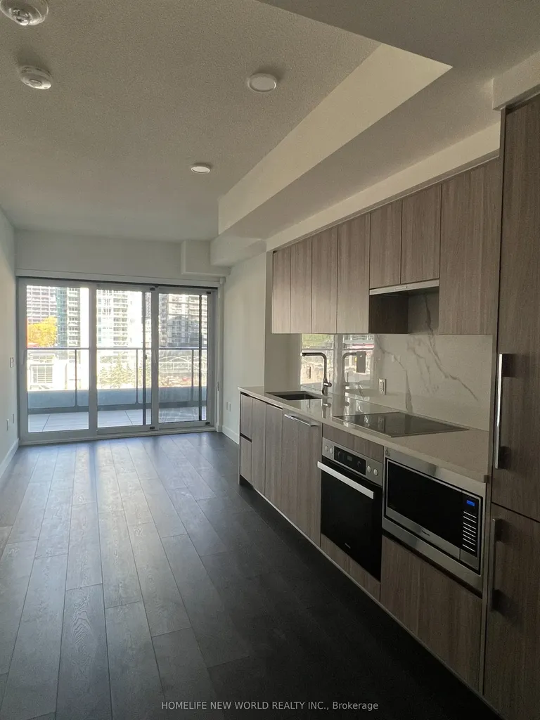 1 Concord Cityplace Way Toronto ON M5V 0X3
