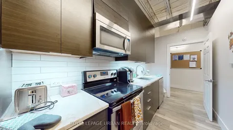 200 Spadina Avenue Toronto ON M5T 2C2