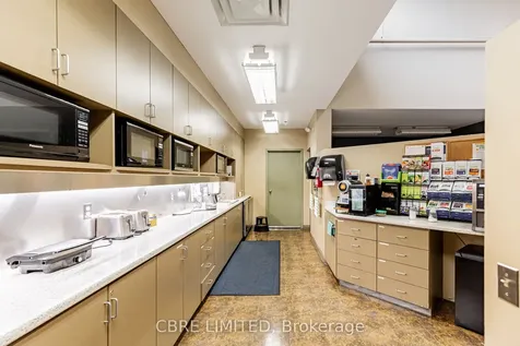 33 Kern Road Toronto ON M3B 1S9