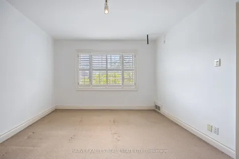 26 Forest Ridge Drive Toronto ON M6B 1H3