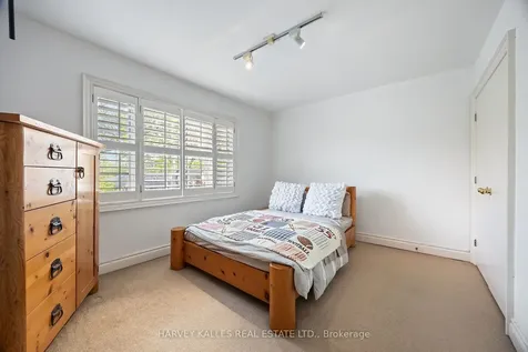 26 Forest Ridge Drive Toronto ON M6B 1H3