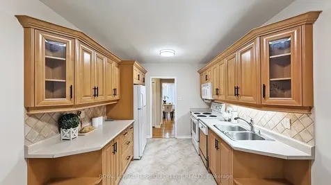 27 Doverwood Court Toronto ON M2M 2G6