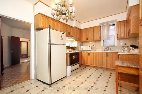 172 Lauder Avenue Toronto ON M6E 3H4