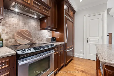 25 Greenview Avenue Toronto ON M2M 0A5