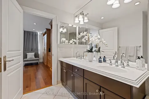 25 Greenview Avenue Toronto ON M2M 0A5