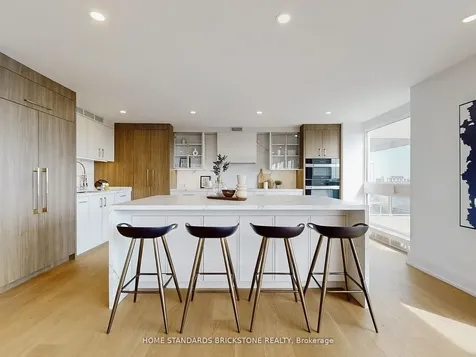 61 St Clair Avenue W Toronto ON M4V 2Y8