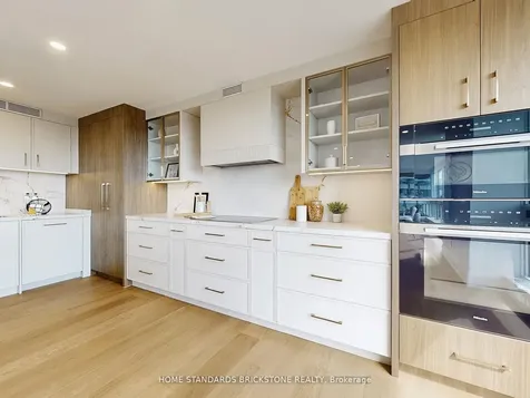 61 St Clair Avenue W Toronto ON M4V 2Y8
